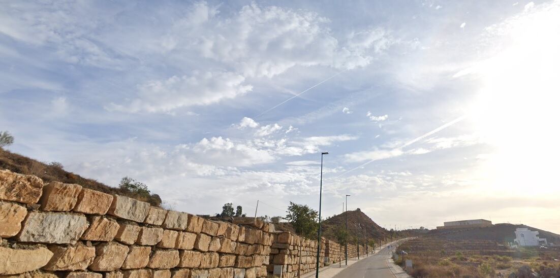 Calle Cónsul Porfirio Smerdou de Colinas del Limonar, al norte de las rondas (Málaga)