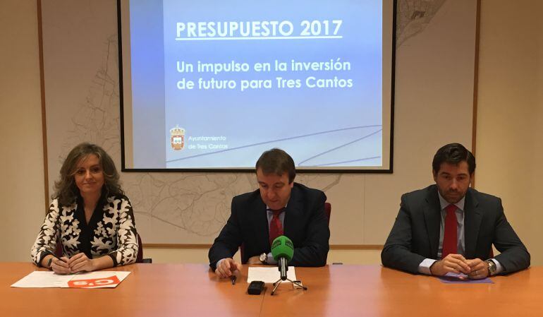 Araceli Gómez, portavoz de C&#039;s Tres Cantos, Jesús Moreno, alcalde y Javier Juárez, concejal de Hacienda, presentan los Presupuestos municipales