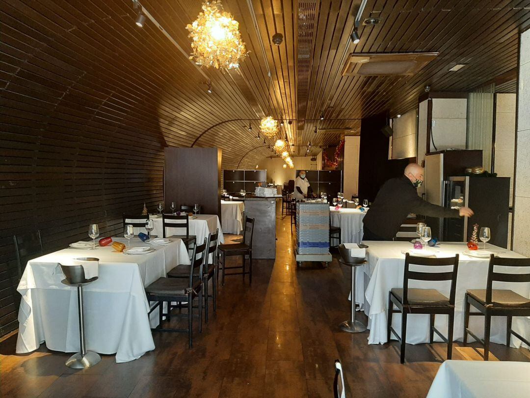 Preparación del interior del Restaurante Hispano de Murcia en el primer día que se permite su apertura dentro de estos establecimientos