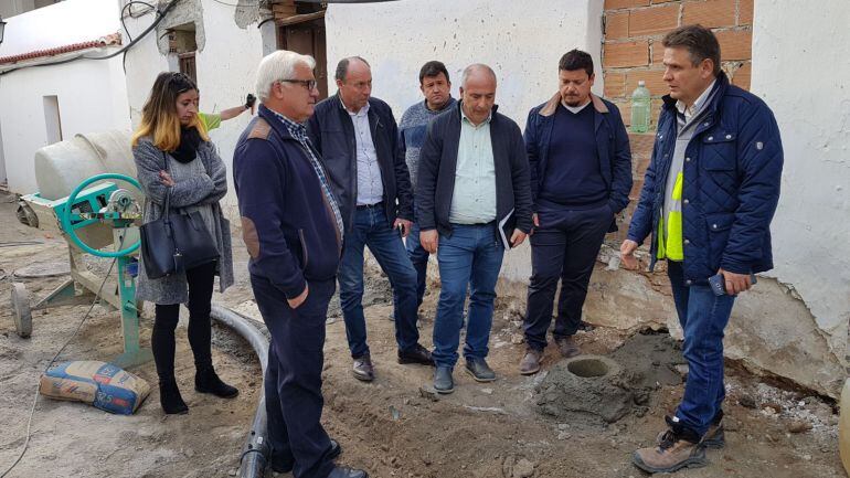 El presidente de la Mancomunidad de Municipios de la costa, Sergio GArcía Alabarce, visita las obras de renovación de redes de Jete y Otívar