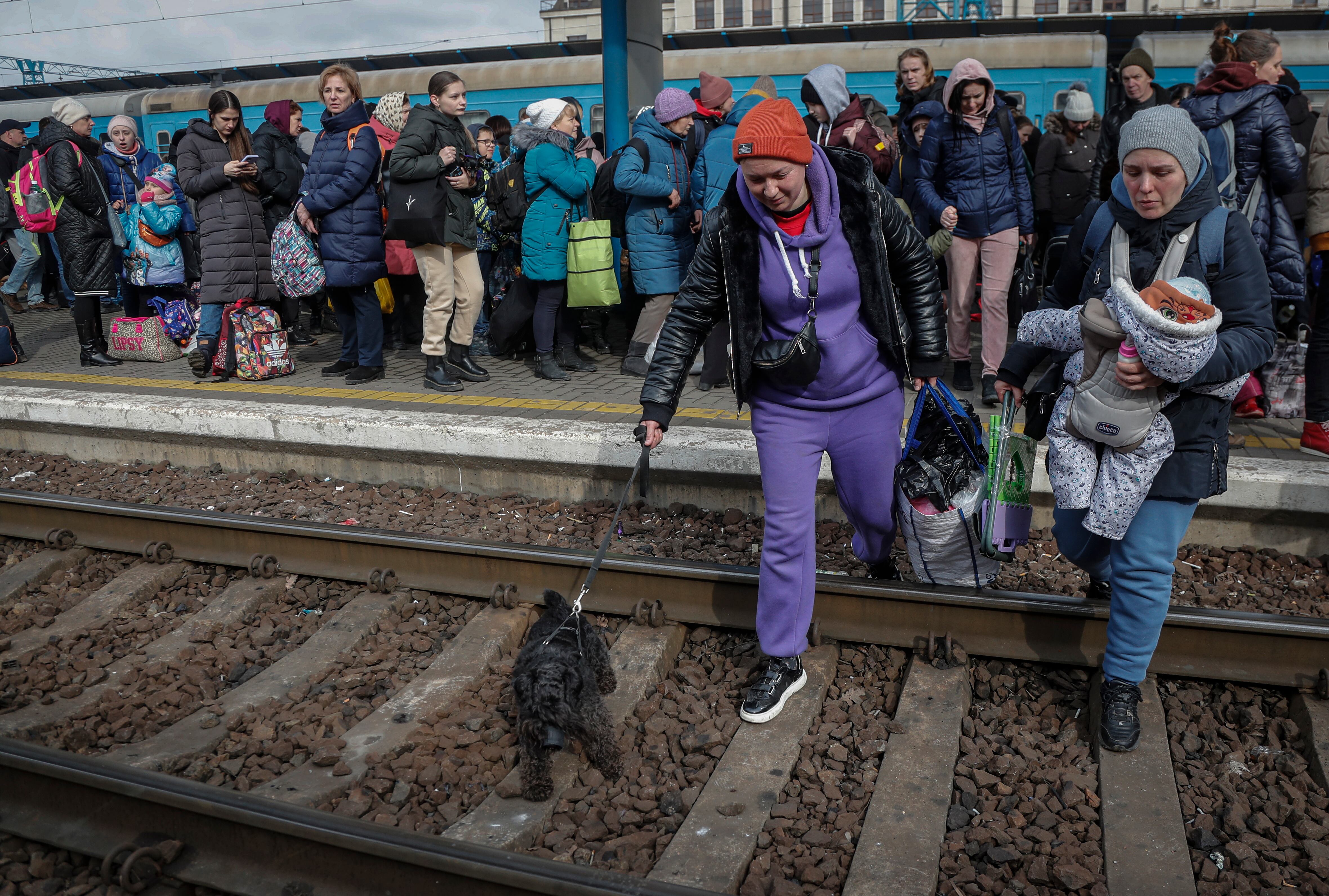 Kiev (Ukraine), 04/03/2022.- People cross the railway tracks at the main train station as they try to flee Kiev (Kyiv), Ukraine, 04 March 2022. According to the United Nations (UN), at least one million people have fled Ukraine to neighboring countries since the beginning of Russia&#039;Äôs military aggression on 24 February 2022. The UN estimates that around 160,000 Ukrainians are currently internally displaced. (Rusia, Ucrania) EFE/EPA/ZURAB KURTSIKIDZE
