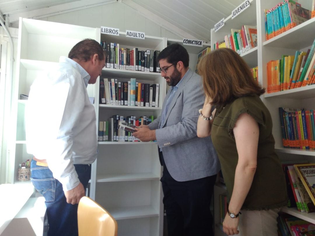 Jesús Manuel Sánchez Cabrera durante su visita a uno de los puntos de lectura establecidos para el verano