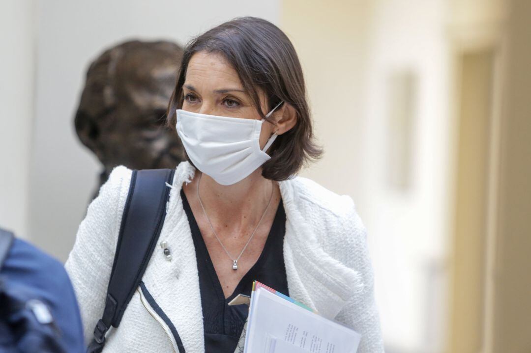 La Ministra de Industria, Comercio y Turismo, Reyes Maroto, a su salida del pleno en el Senado