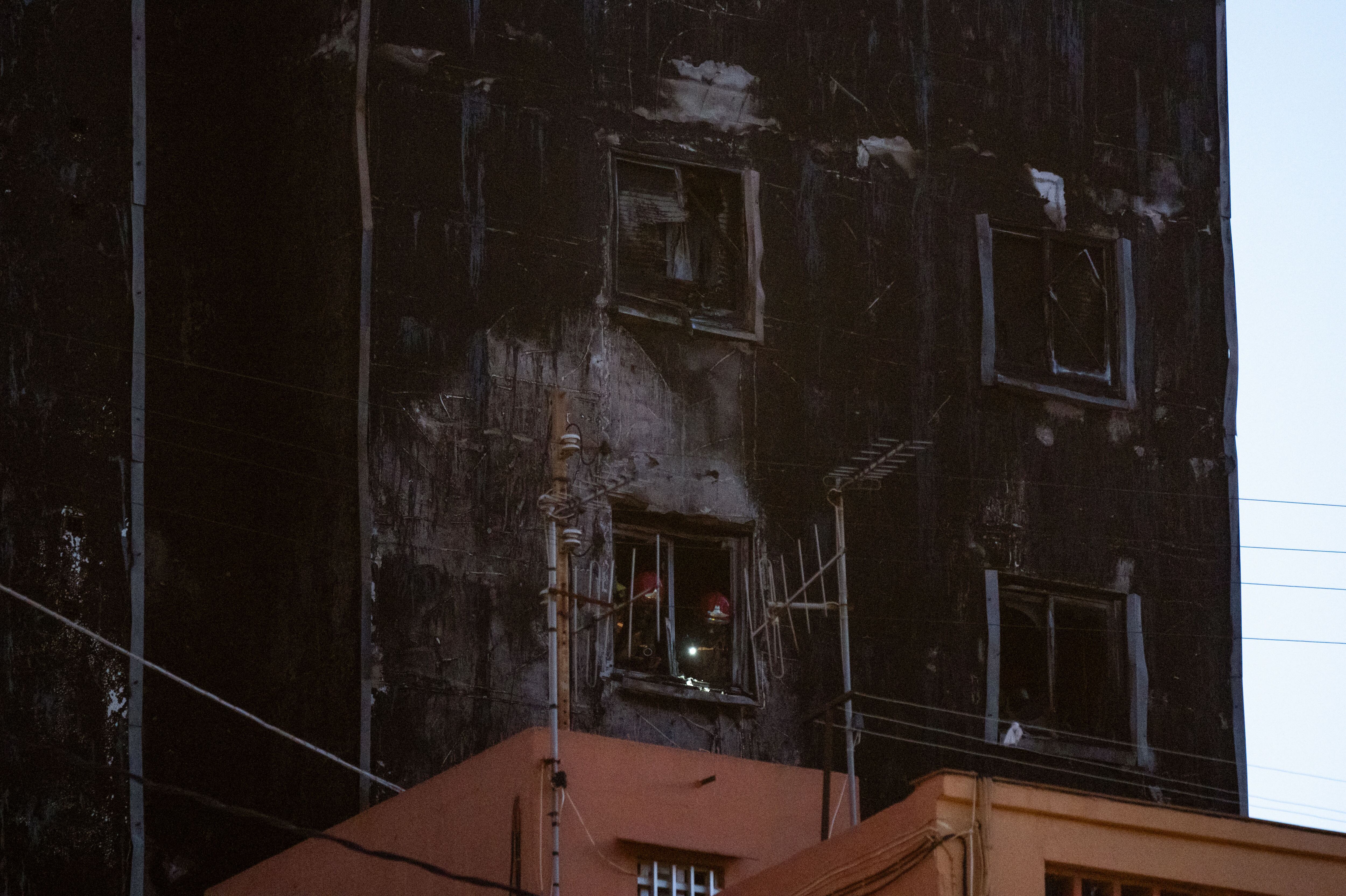 CASTELLÓN DE LA PLANA, 16/04/2025.- Los bomberos han controlado el incendio que ha calcinado este miércoles por la tarde, por causas aún desconocidas, un edificio de varias plantas en Castellón de la Plana, que ha obligado a atender a tres personas por inhalación de humo, dos de ellas bomberos, que han sido dadas de alta in situ. EFE/ Andreu Esteban