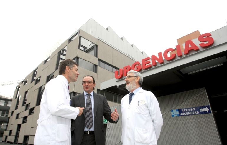    El gerente del Hospital Clínico Universitario de Valladolid, José María Eiros Bouza; el gerente regional de Salud, Eduardo García Prieto; y el director médico del centro, Carlos Gorostiza; en la exterior de las nuevas instalaciones de las Urgencias de