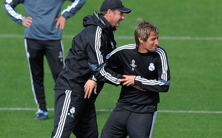 Coentrao jugueta con un técnico durante un entrenamiento