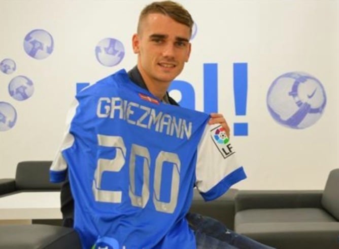 Antoine Griezmann muestra la camiseta de la Real con la que jugará su partido 200