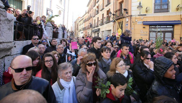 Un grupo de espectadores contempla una de las procesiones de la Semana Santa vallisoletana
