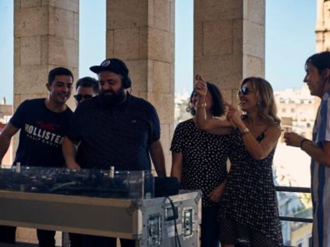 Don Fluor en una de sus sesiones en el edificio Moneo, en Murcia. Al fondo se aprecia la torre de la catedral