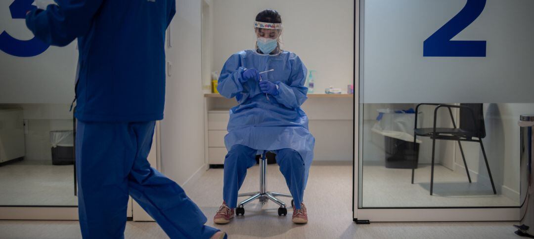 Una profesional sanitaria sostiene muestras de pruebas PCR