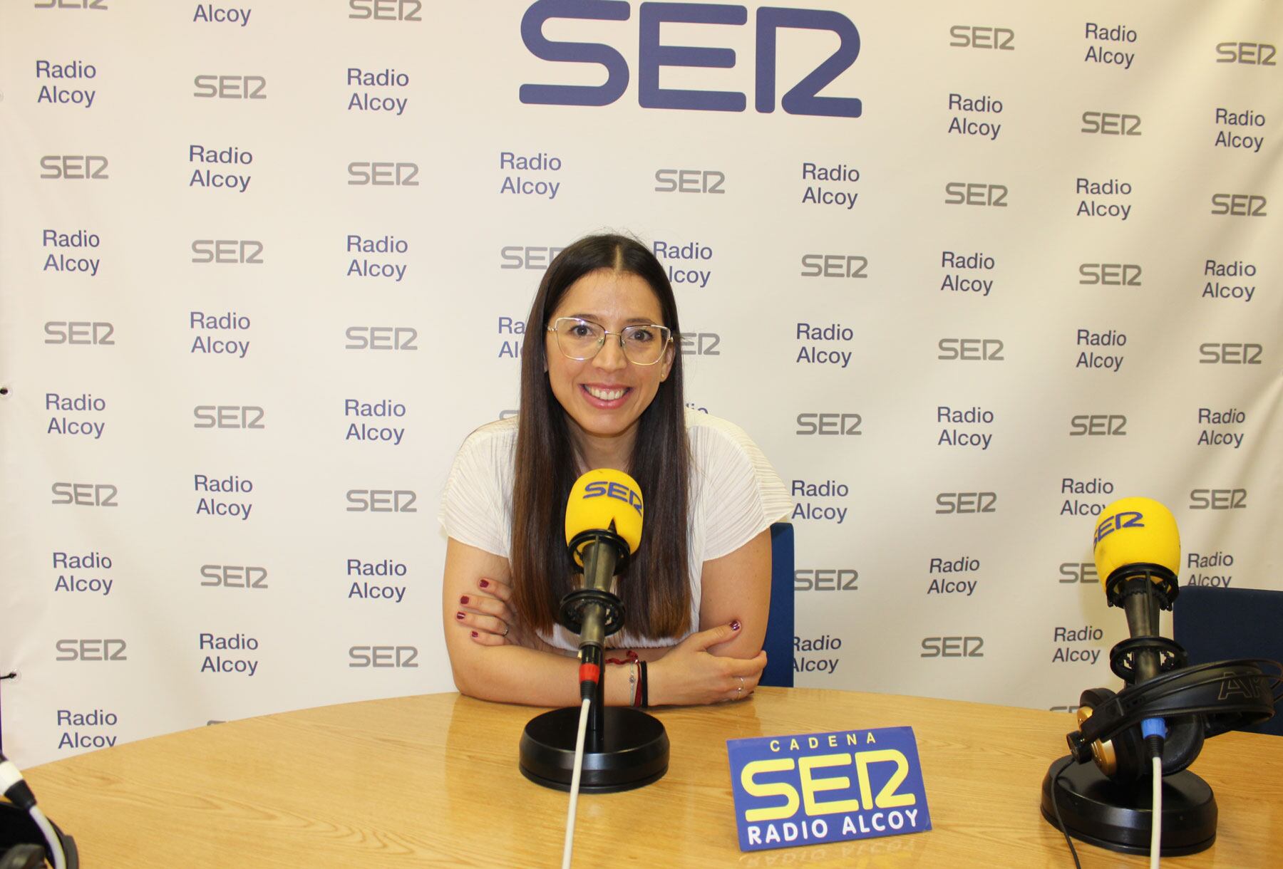 Natàlia Gisbert, en l'estudi central de Radio Alcoy