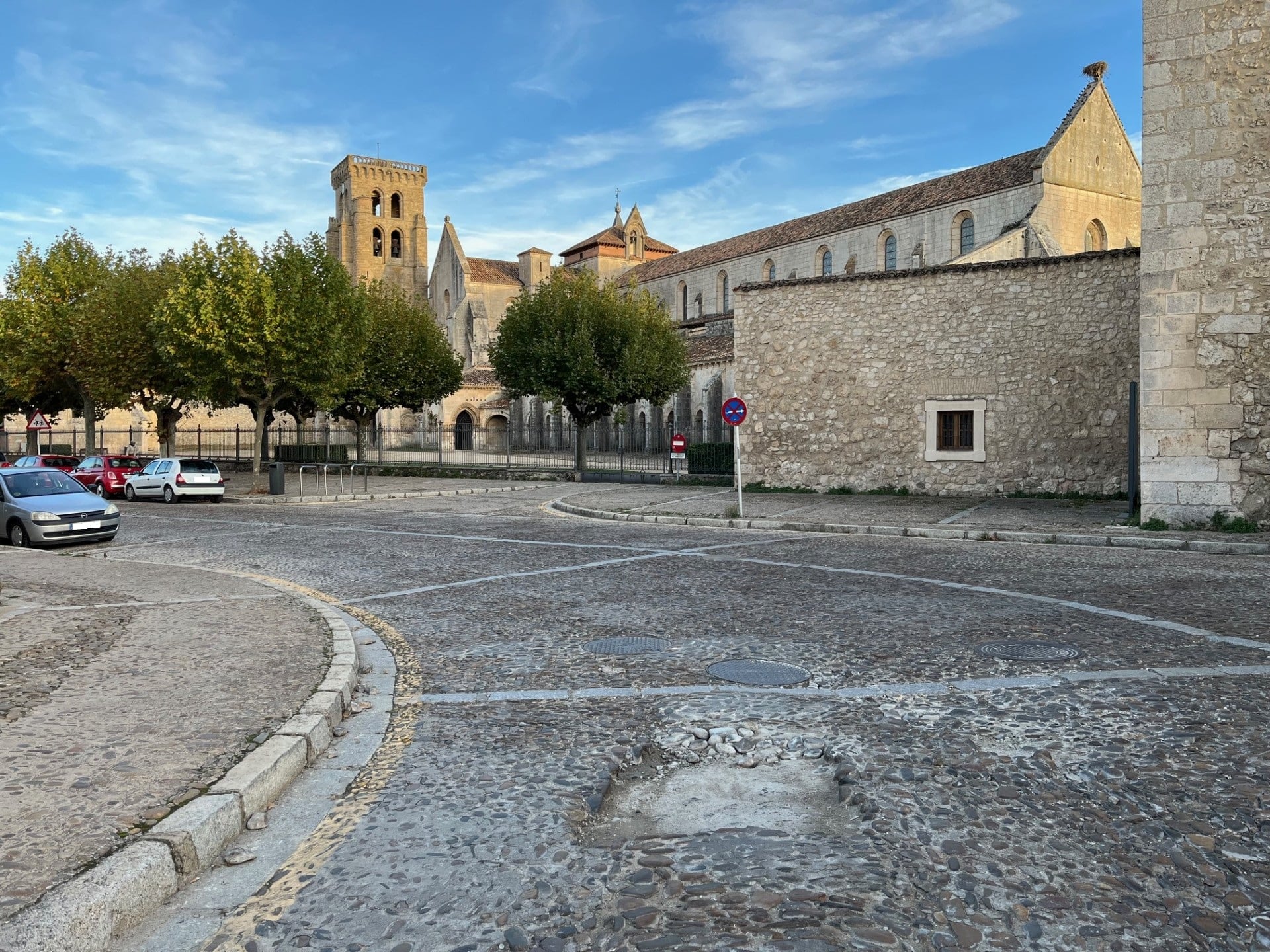 Aspecto de la calzada en la calle Alfonso VIII de Burgos, en el barrio de Las Huelgas