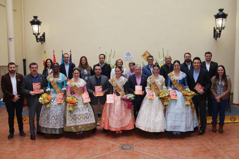 Los grupos políticos y la Reina y Damas de Vila-real en la presentación del programa de las fiestas de Sant Pasqual.