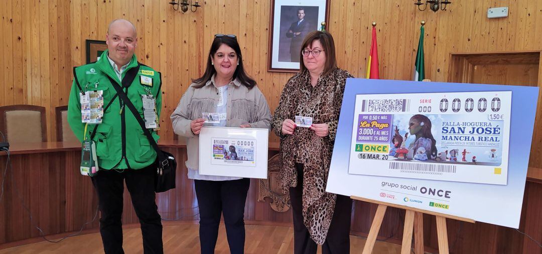 La directora de la ONCE en Jaén, Rosario Sedano, a la derecha, junto a la alcaldesa de Mancha Real, María del Mar Dávila y un vendedor.