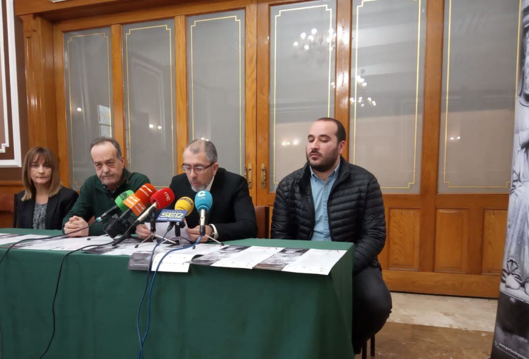 Presentación del XIII Festival Internacional Pórtico do Paraíso en el Liceo. A los microfonos su director, Juan Enrique Miguéns.