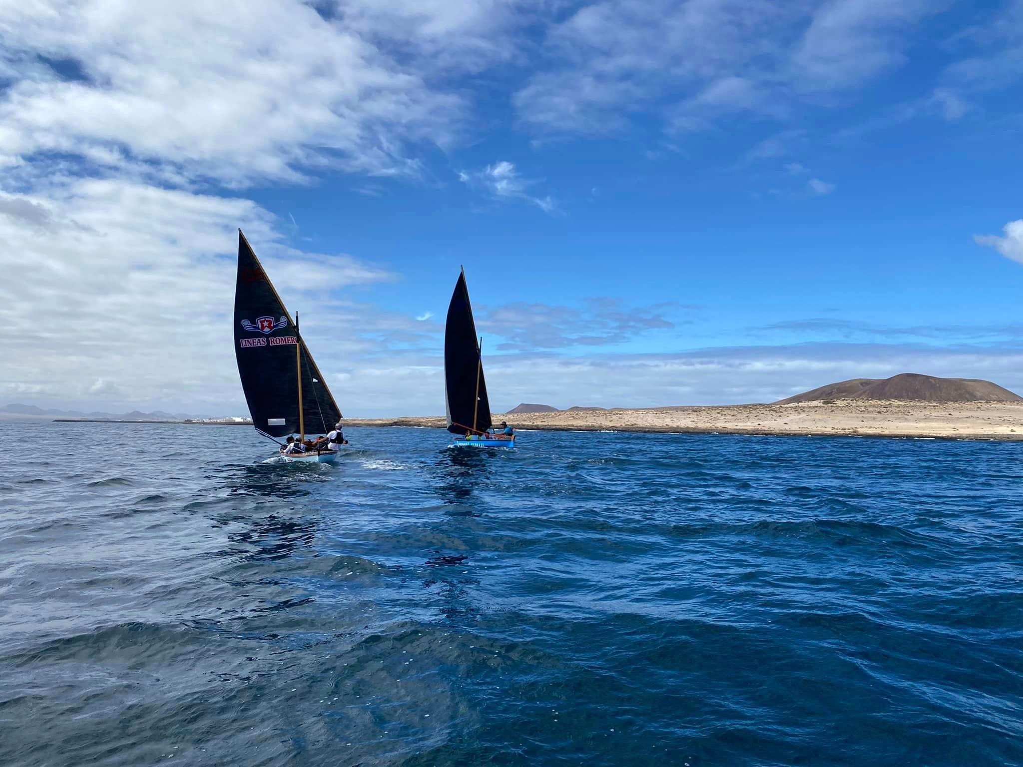 Barquillos de Vela Latina navegando frente a La Graciosa.