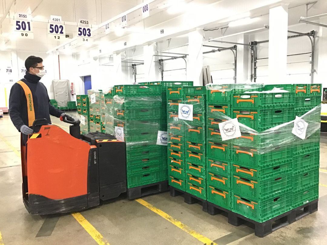 Trabajador en el almacén logístico