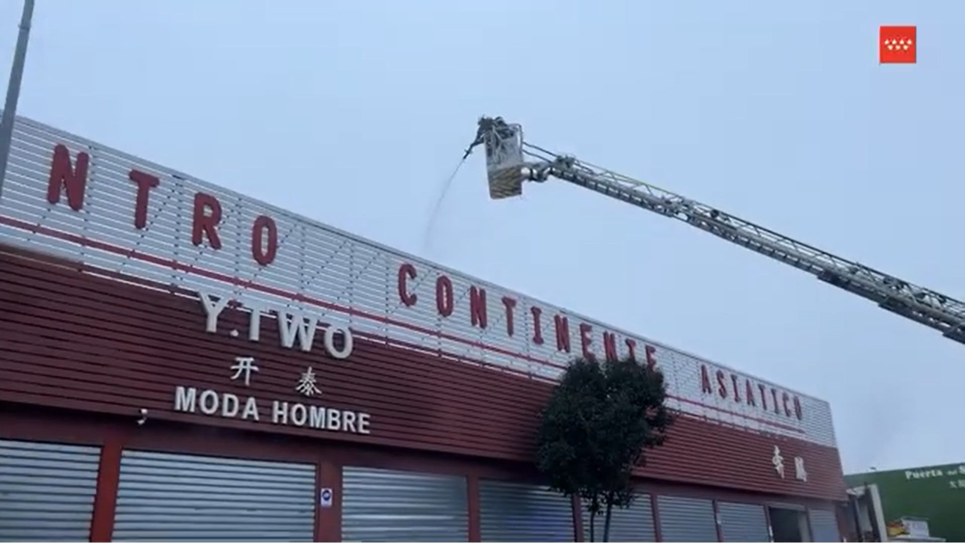 Los bomberos actuando sobre el fuego en el complejo comercial