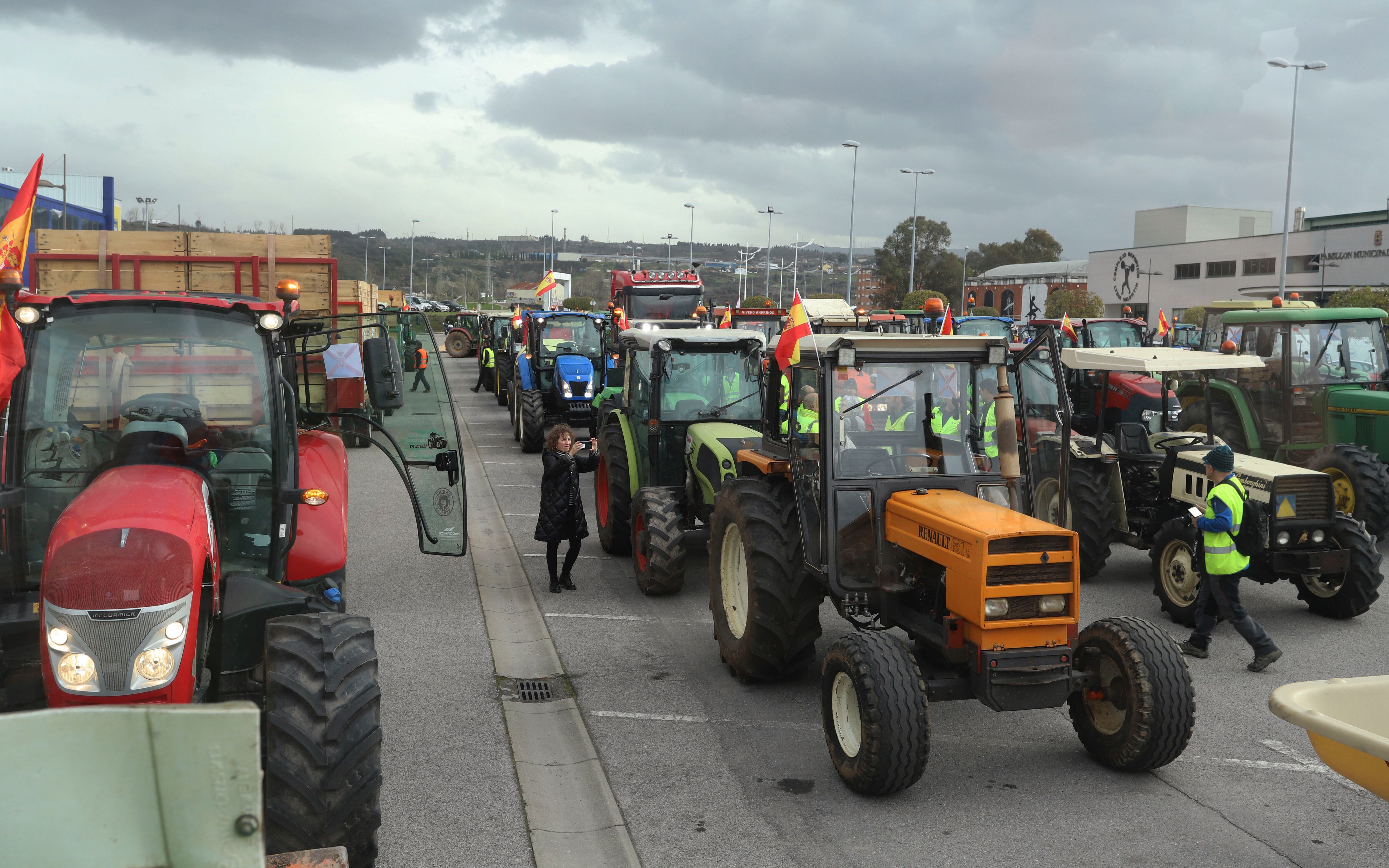 PONFERRADA, 15/02/2024.- Vista de la tractorada que ha partido este jueves desde Carracedelo, hasta Ponferrada, con motivo de las protestas agrarias que están llevando a cabo agricultores y ganaderos por la PAC entre otras reivindicaciones.  EFE/ Ana Maria Fernández Barredo
