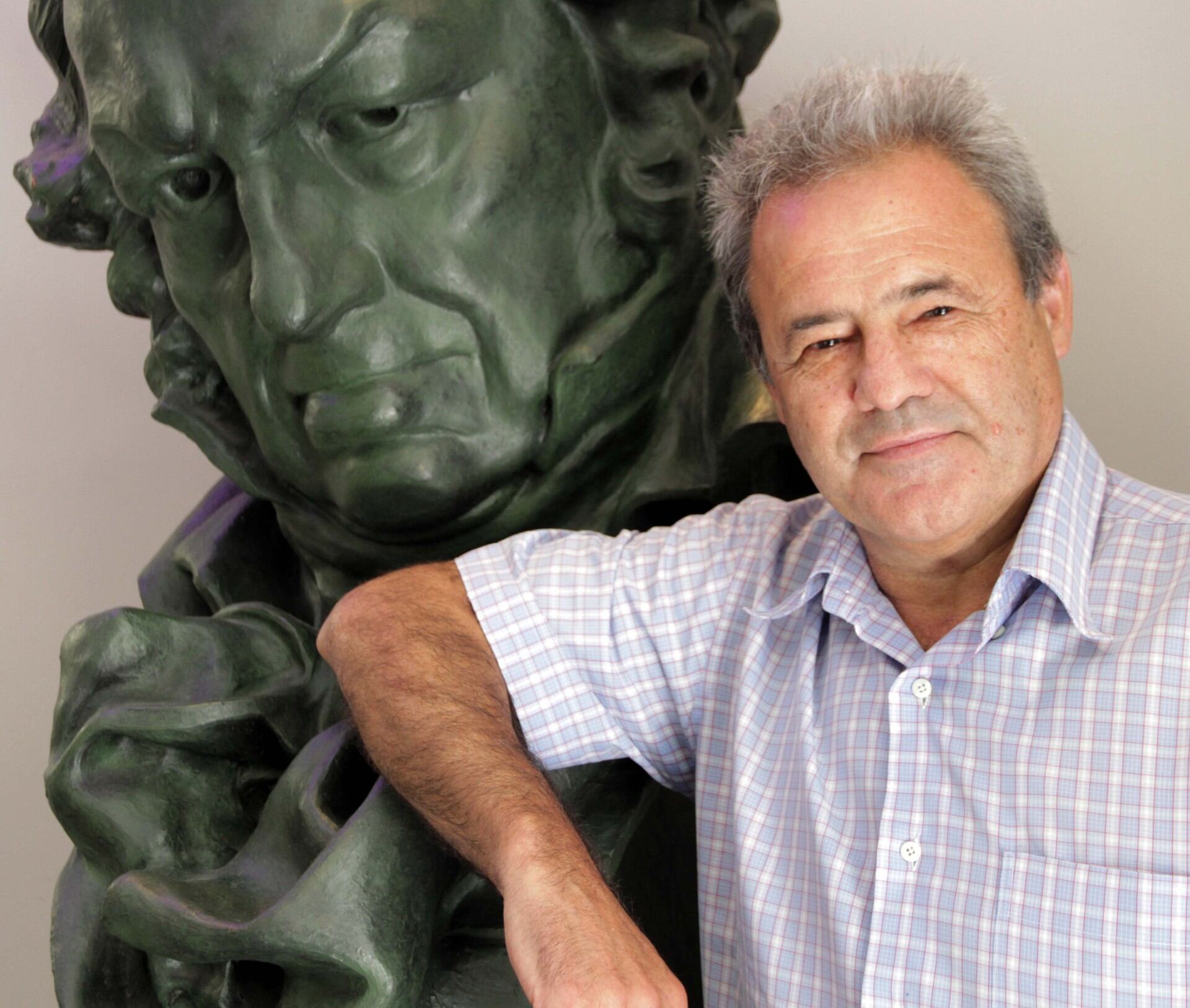 José Luis Muñoz Bejarano posa junto a una figura de los Premios Goya