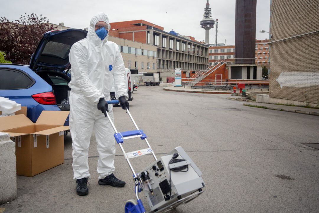 Un técnico protegido con un traje, guantes y mascarilla en el Hospital Gregorio Marañón antes de montar un respirador, en Madrid.