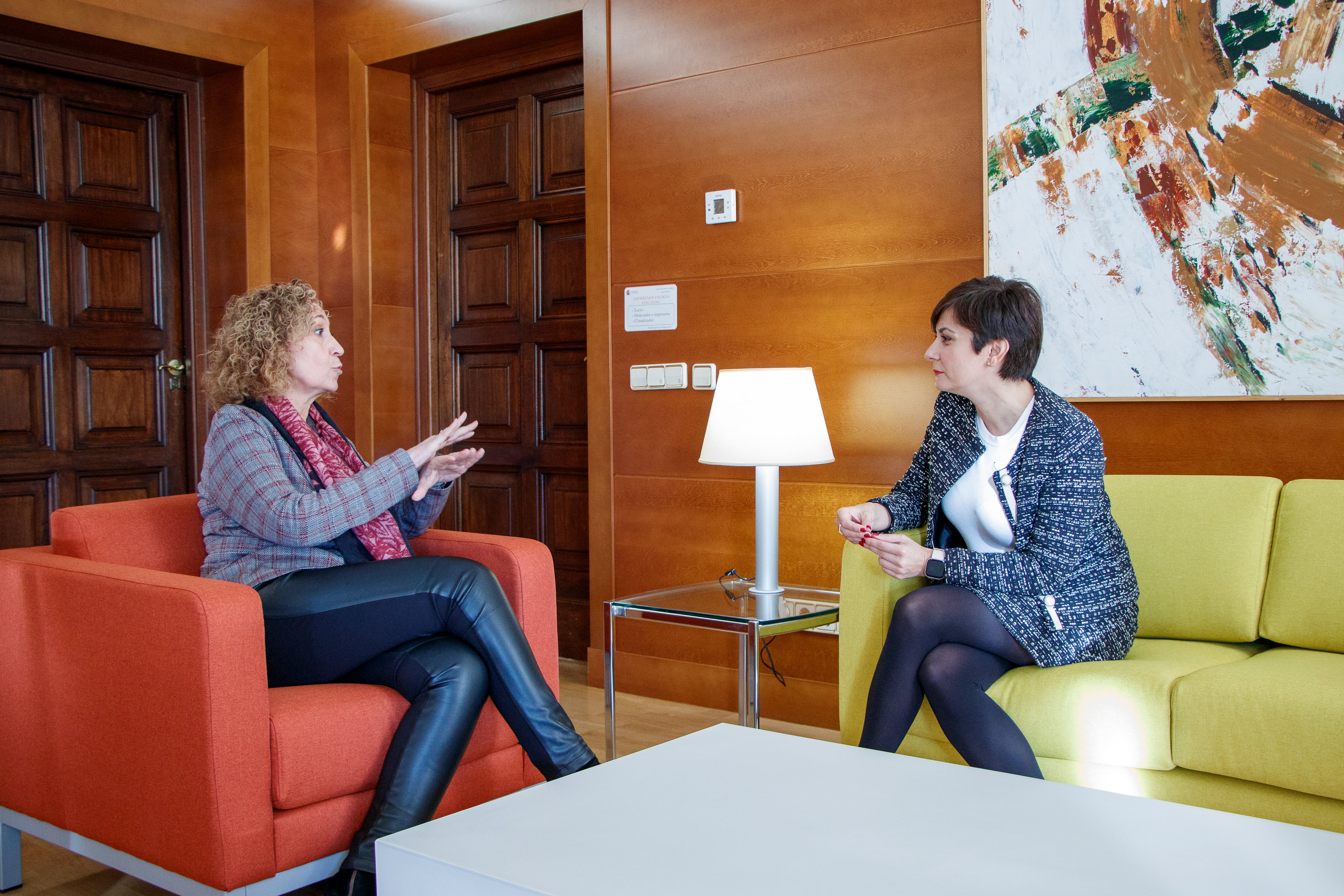 La ministra d'Habitatge, Isabel Rodríguez amb la consellera de Territori, Ester Capella. EFE/ Rubén Rubial Villamarín