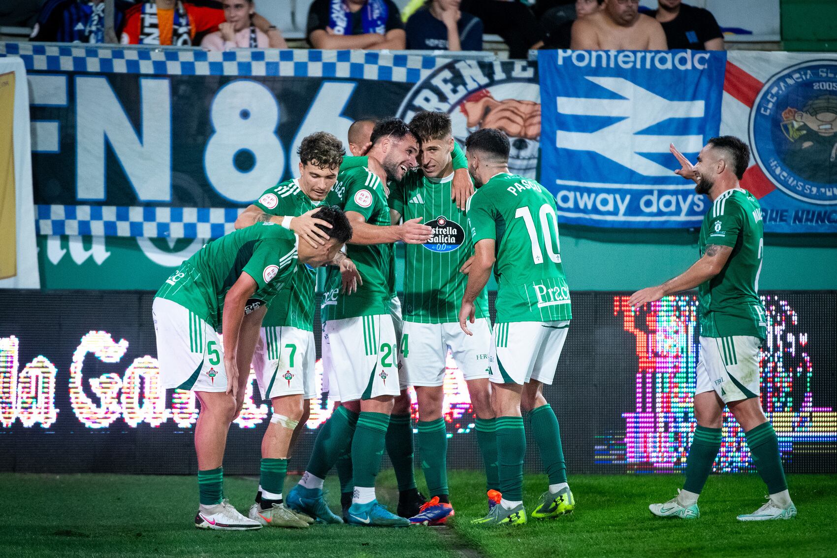 Los jugadores del Racing celebran el gol de Álvaro Giménez ante la Ponferradina en A Malata (foto: Racing Club Ferrol)