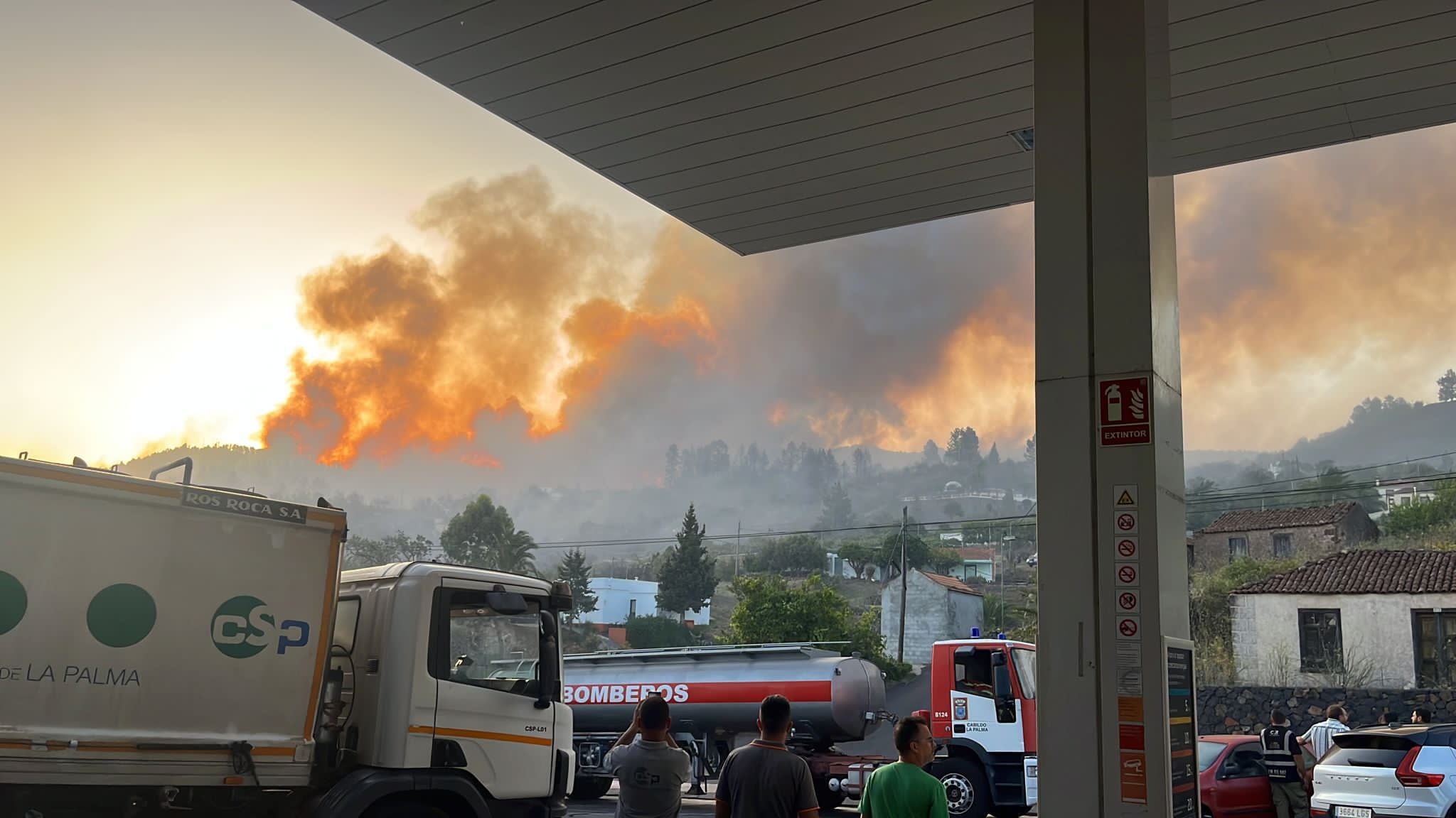 Vista del incendio de Puntagorda, en La Palma, desde una gasolinera.