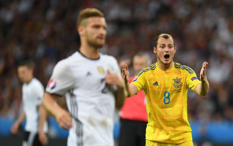 Imagen de Roman Zozulya durante un partido con Ucrania en la Eurocopa de Francia de 2016.