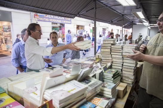 Alfonso Alonso ha visitado la feria del Libro Antiguo y de Ocasión de Vitoria