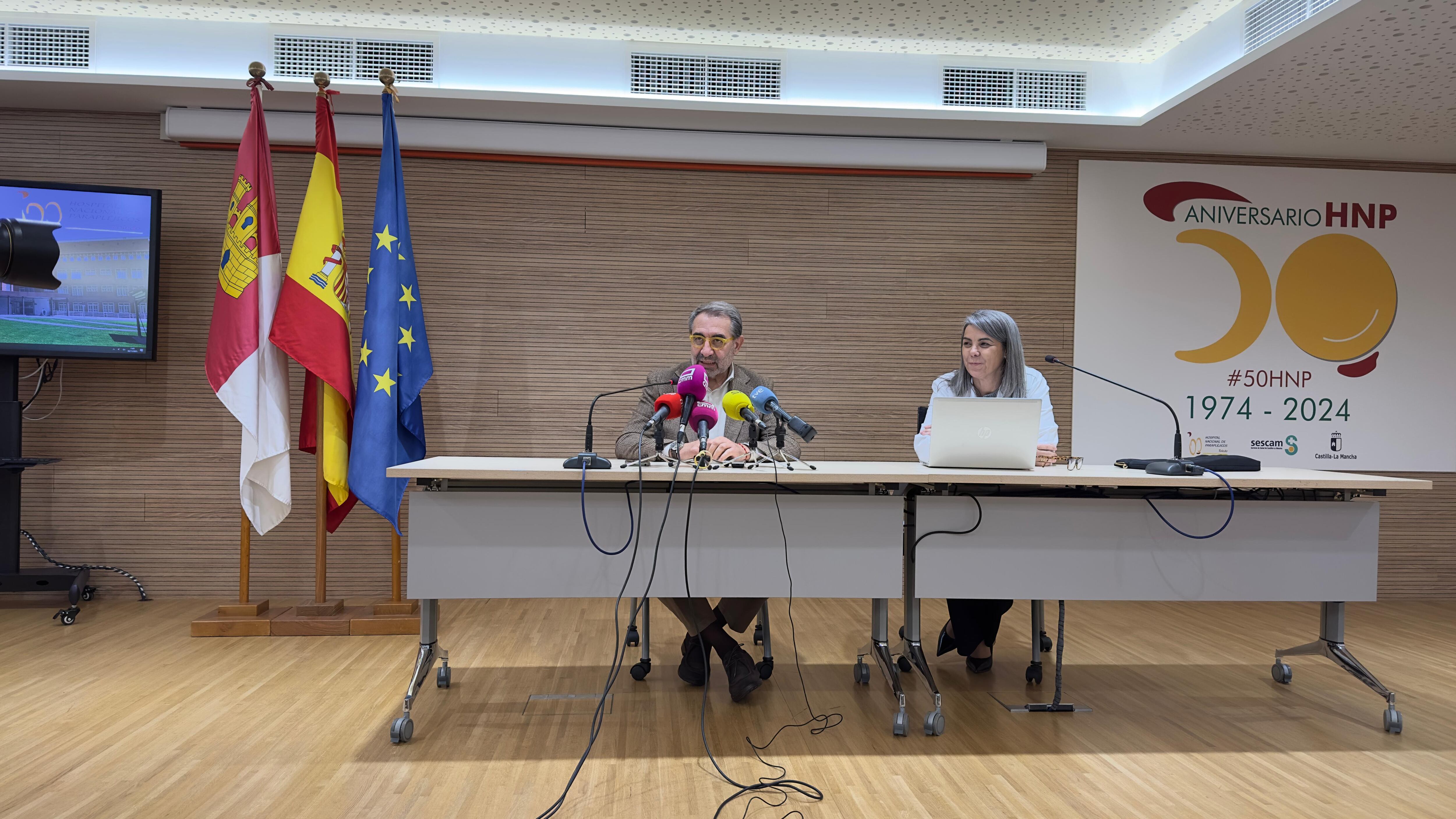 Mónica Alcobendas, directora del Hospital Nacional de Parapléjicos y Jesús Fernández Sanz, consejero de Sanidad, presentan los proyectos que van a ser financiados con la donación de 11,2 millones de euros recibida en la sala de actos del mismo centro