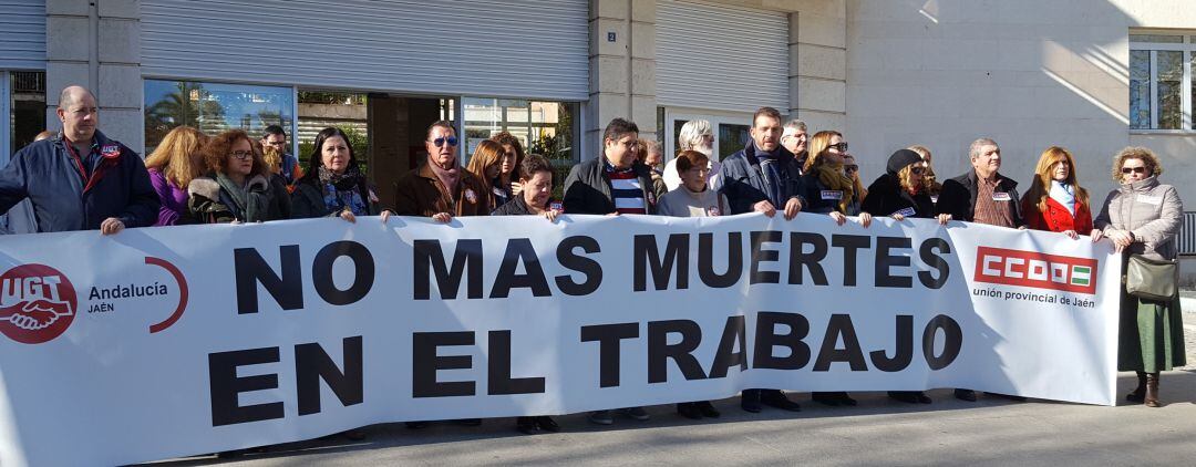 UGT y CCOO se han concentrado este miércoles a las puertas de la Subdelegación del Gobierno.