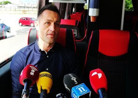 Aira atendió a la prensa en el interior del nuevo autobús del equipo