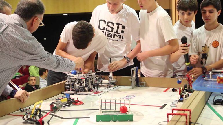Alumnes de secundària participant a la competició Micro First Lego League.