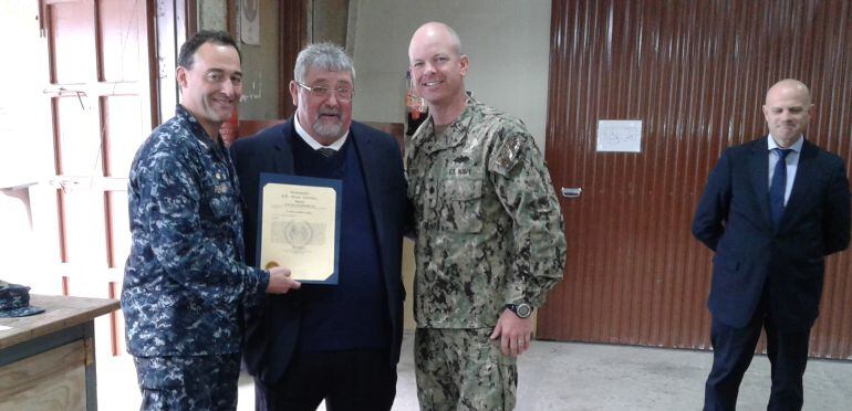 Sabido junto Comandante Jefe de las Actividades Navales de los EE.UU. en España Capitan Gregory Pekari