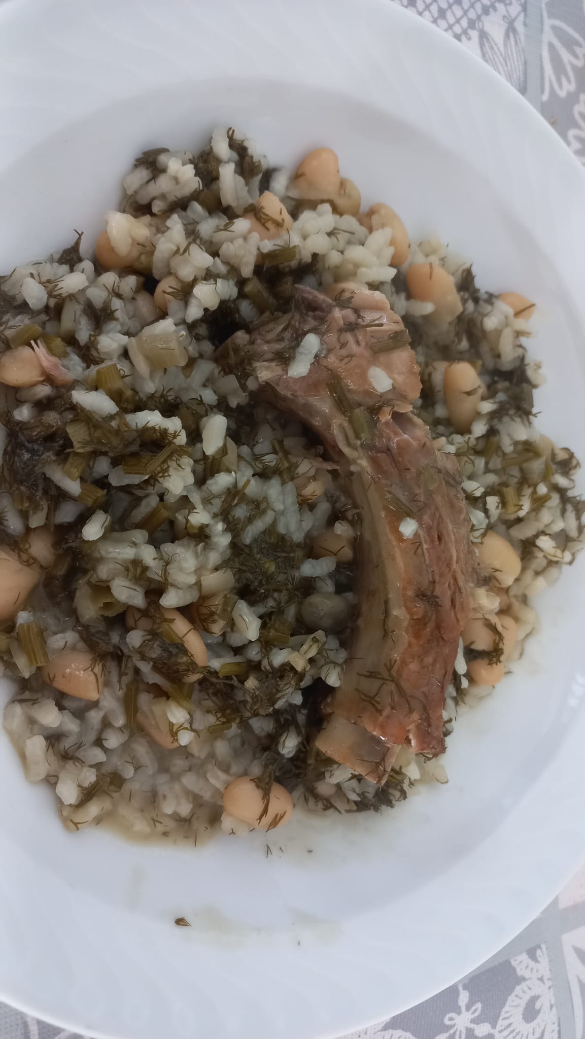 El arrojo con hinojos lleva también alubia blanca o costilla