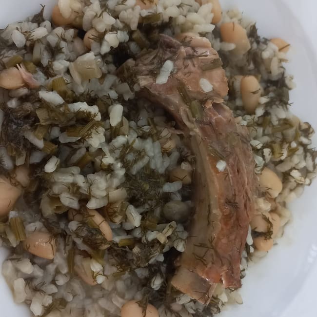 El arrojo con hinojos lleva también alubia blanca o costilla