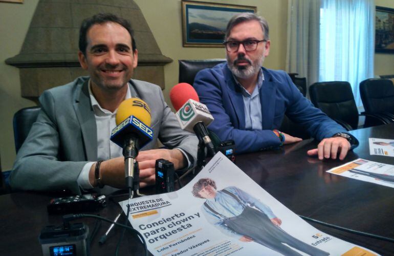 El gerente de la OEx, Esteban Morales (izq) y el Alcalde de Plasencia, Fernando Pizarro (dcha), durante la presentación del concierto para Clown y orquesta 