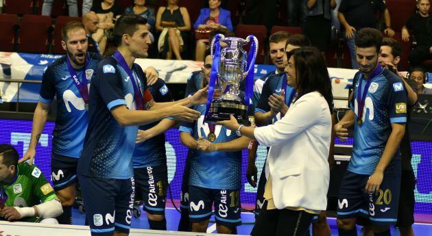 La alcaldesa de Ciudad Real, Pilar Zamora entrega la Copa a los ganadores de la 13 Supercopa de España al Movistar Inter.