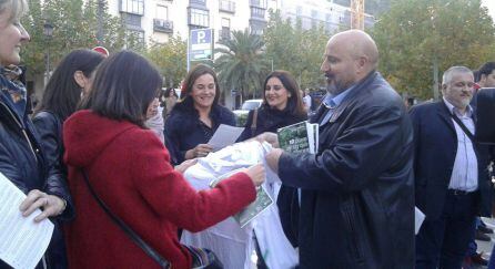 El candidato de Adelante Andaluc&iacute;a, Jos&eacute; Luis Cano, en la plaza de San Francisco.