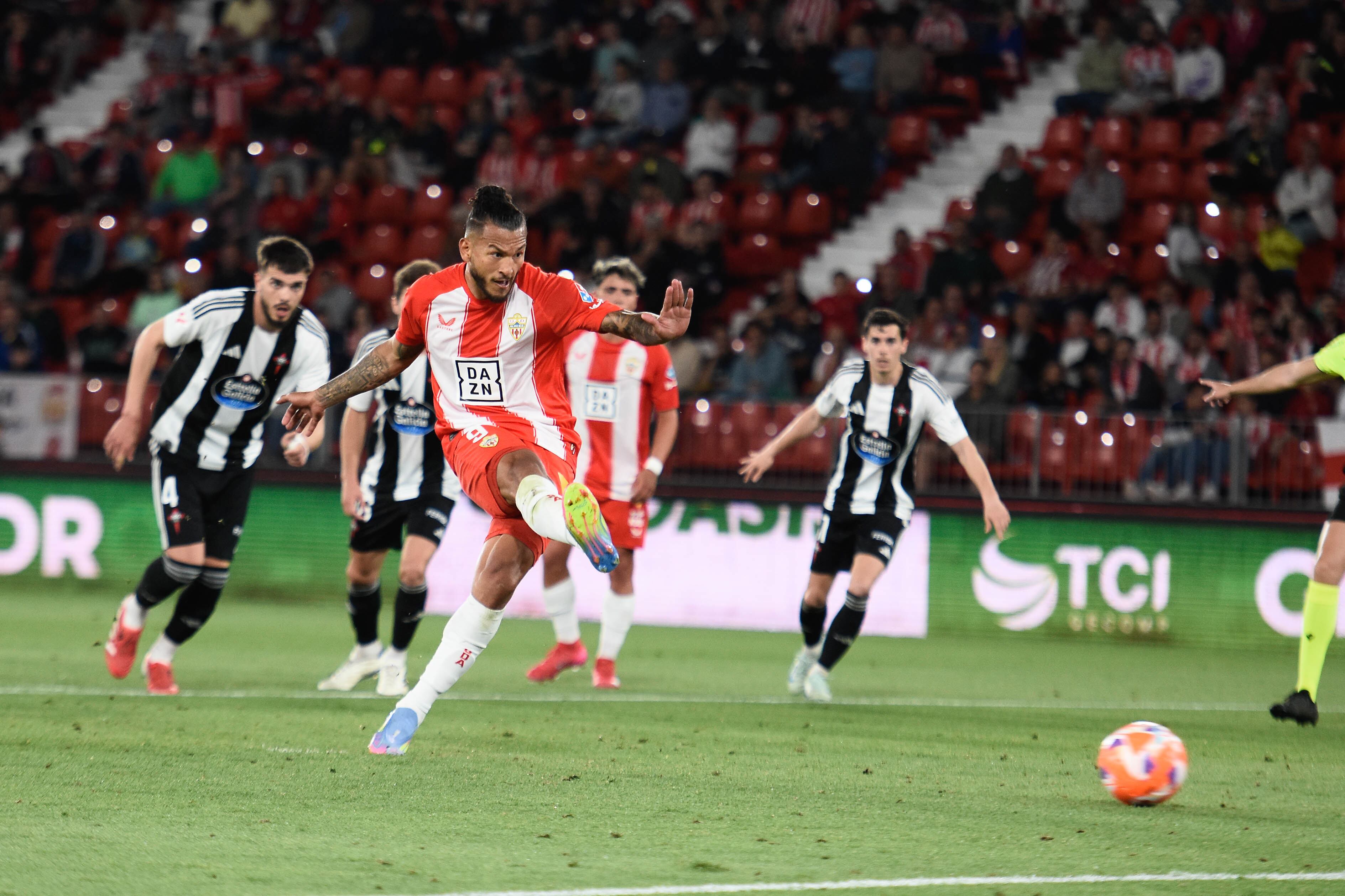 Los goles de Luis Suárez son el mejor aval del Almería.