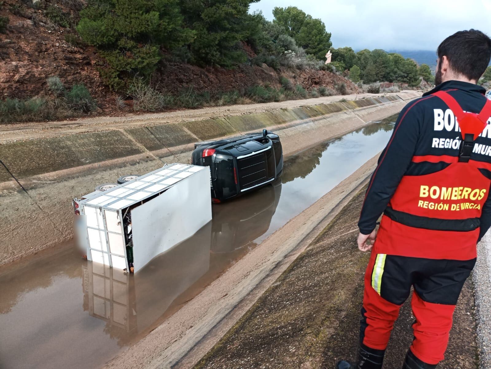 Vehículo en el canal del Trasvase en Totana