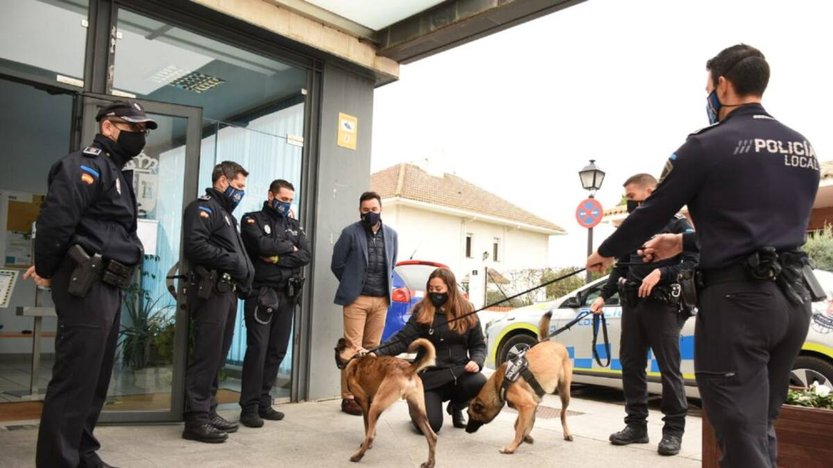 Arroyomolinos recupera la Unidad Canina de la Policía Local