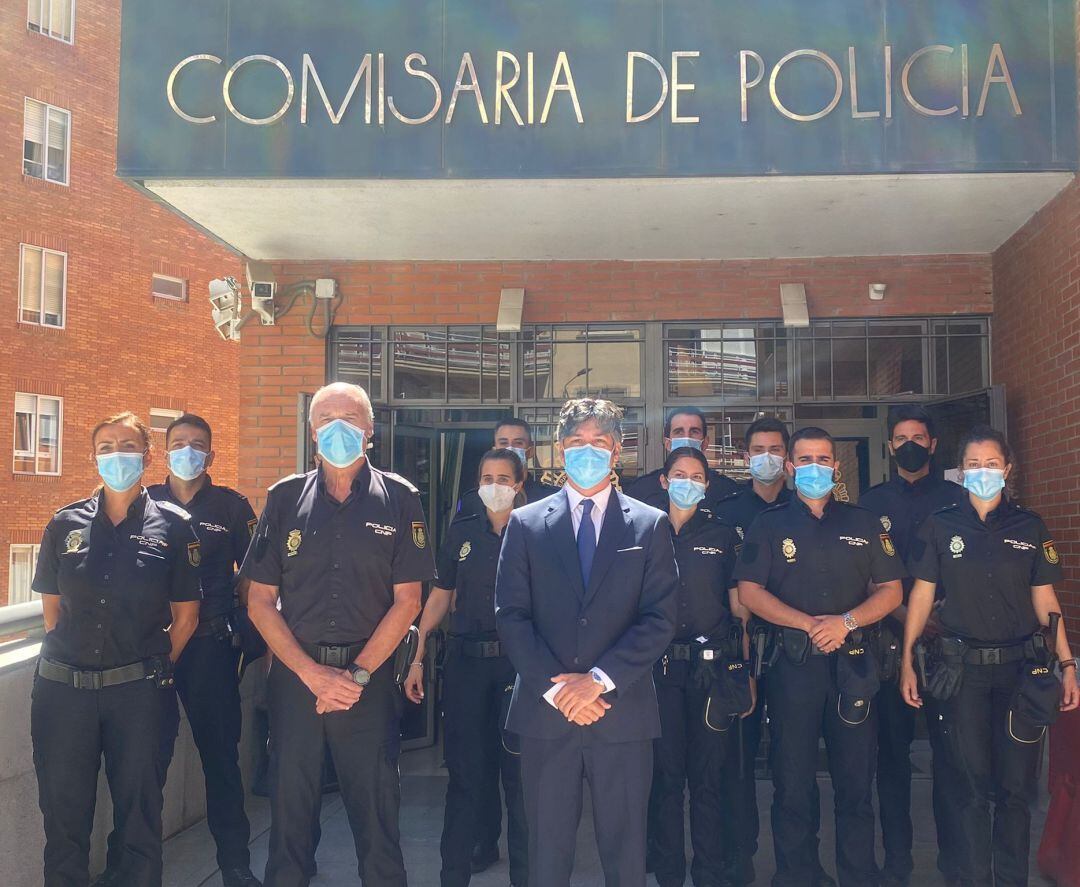 Los alumnos con el Comisario, Emilio Pérez Castelani y el Subdelegado del Gobierno, Arturo Barral