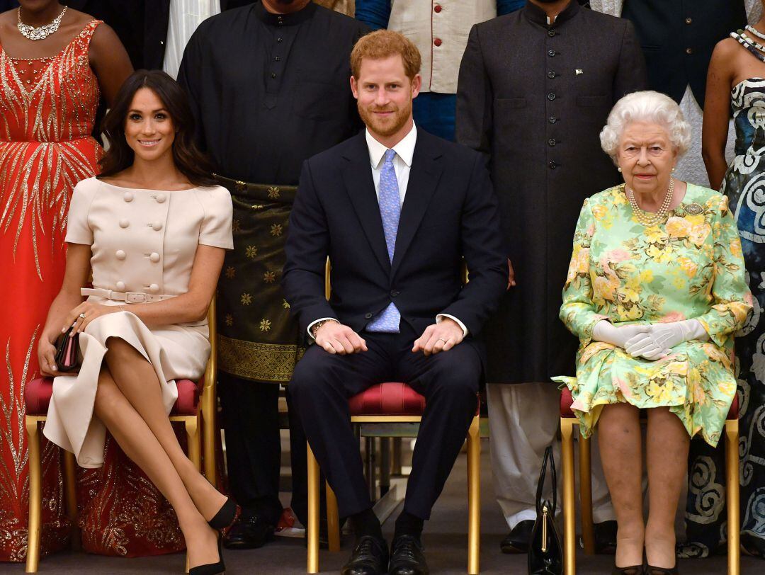 Harry y Meghan junto a la reina Isabel II.