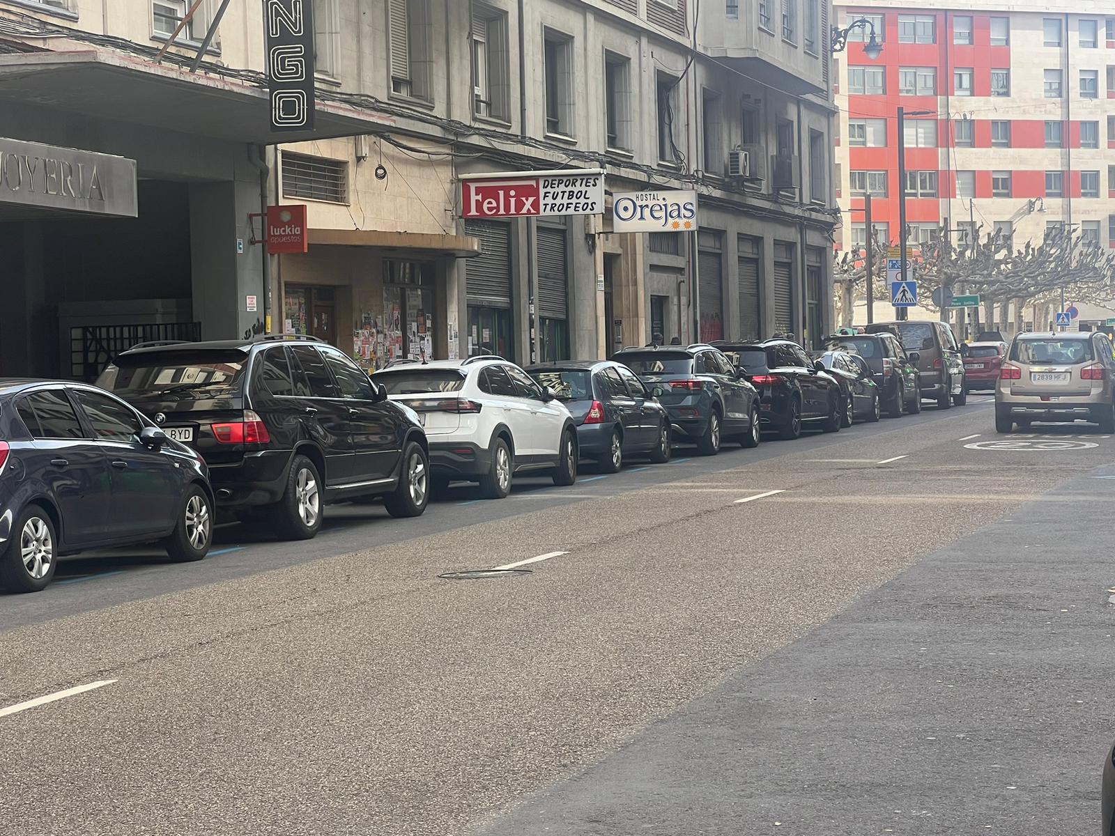 Coches estacionados en República Argentina (León)