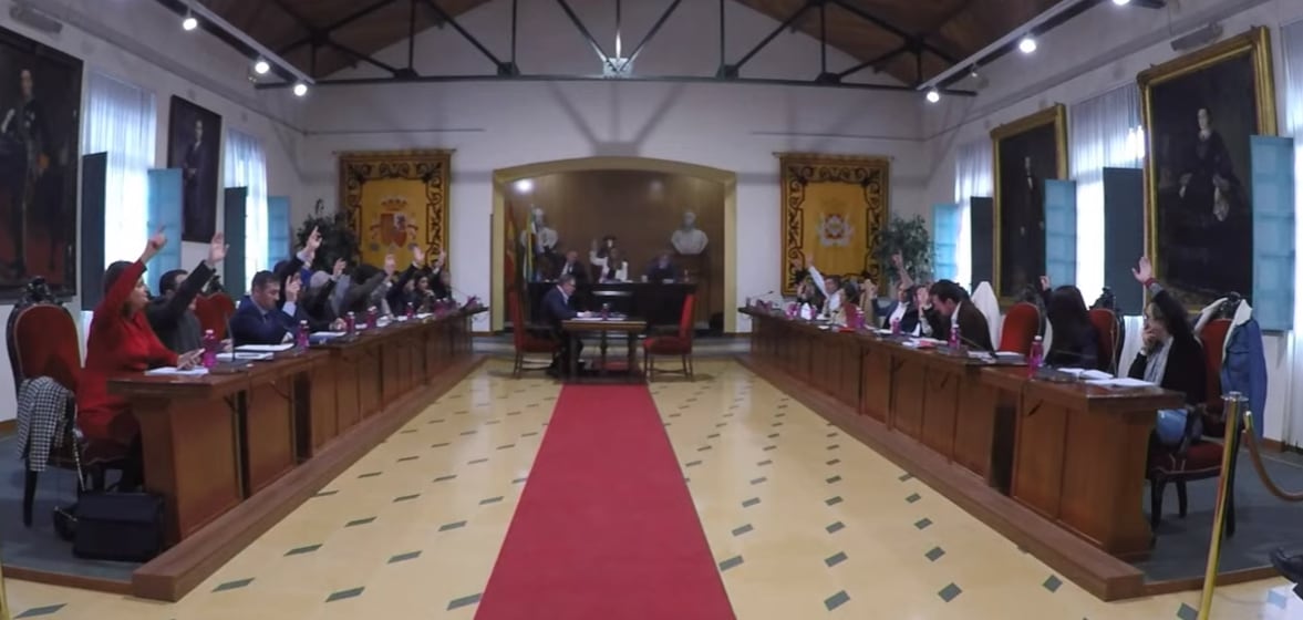 Votación durante el pleno de hoy en el Ayuntamiento.