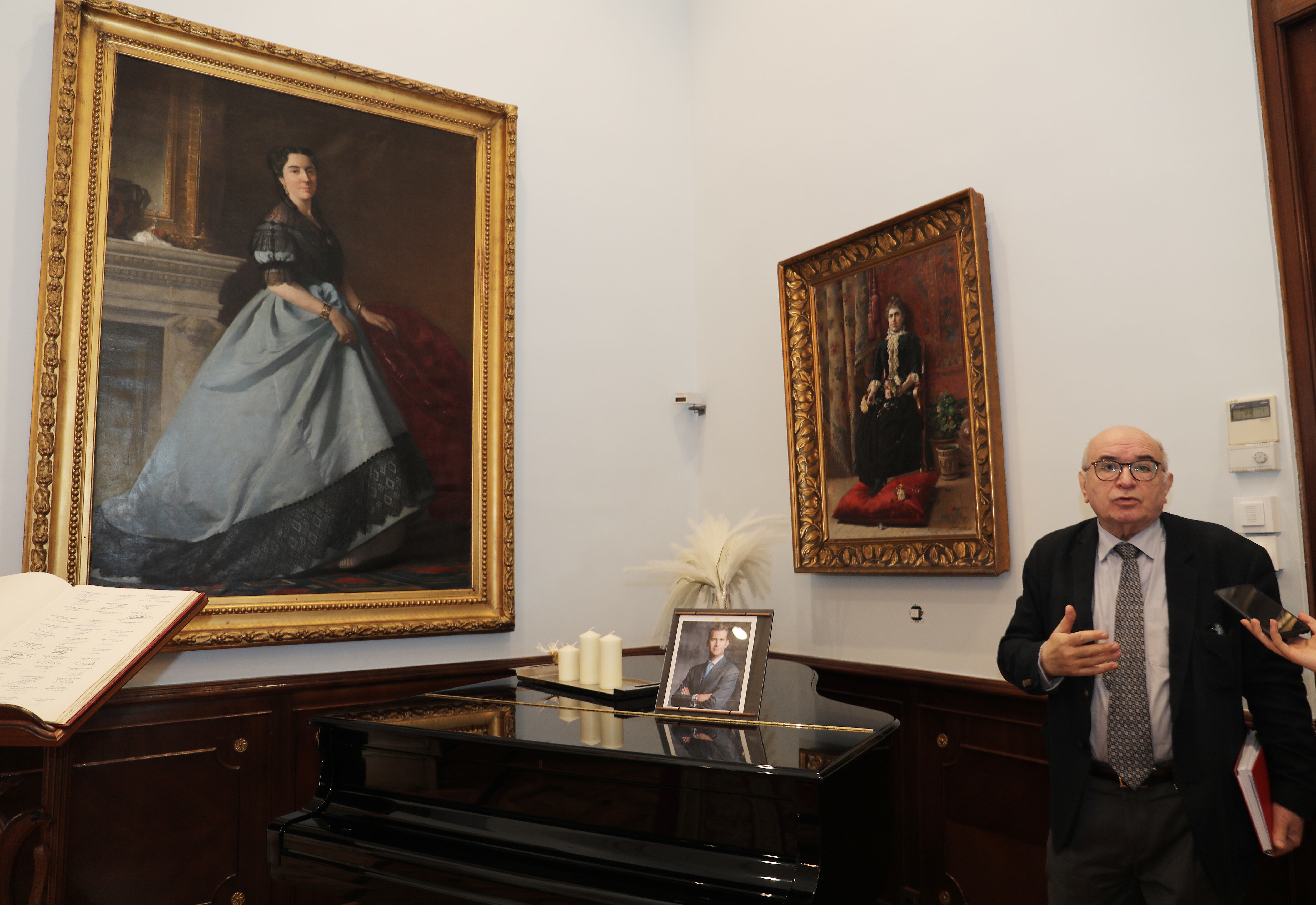 Colección de arte de la Diputación de PalenciaEl jefe del Sericio de Cultura de la diputación, Rafael Martínez junto al retrato de Luisa Romero obra de Asterio Mañanós(c), y otro del pintor Casado del Alisal
