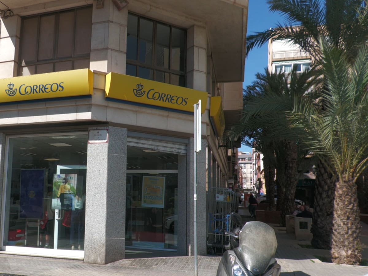Normalidad en las oficinas de Correos y Extranjería de Elche el primer día para tramitar la regulación en cita presencial