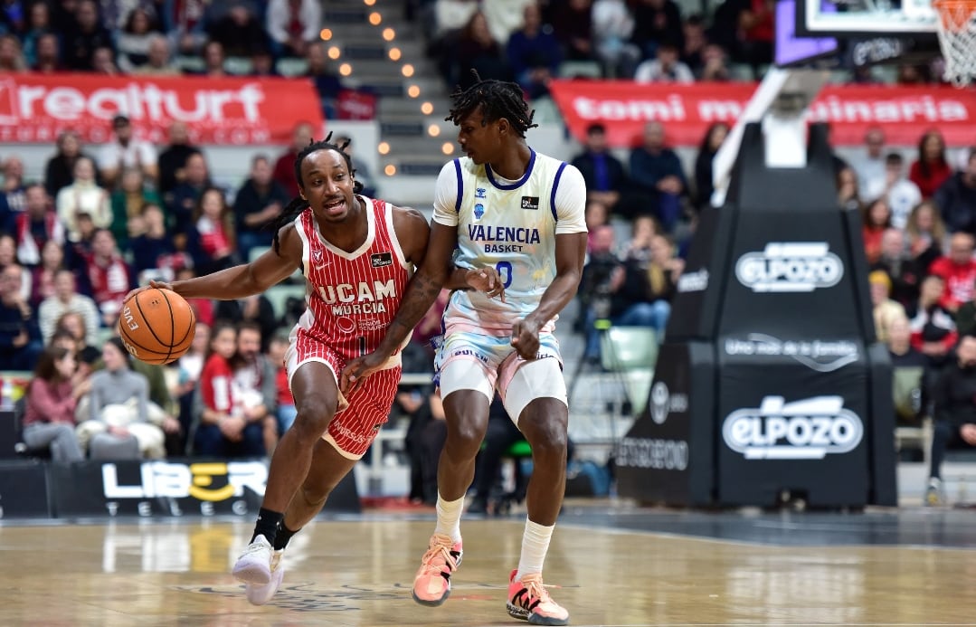 Forrest lleva el balón en el partido de UCAM contra Valencia